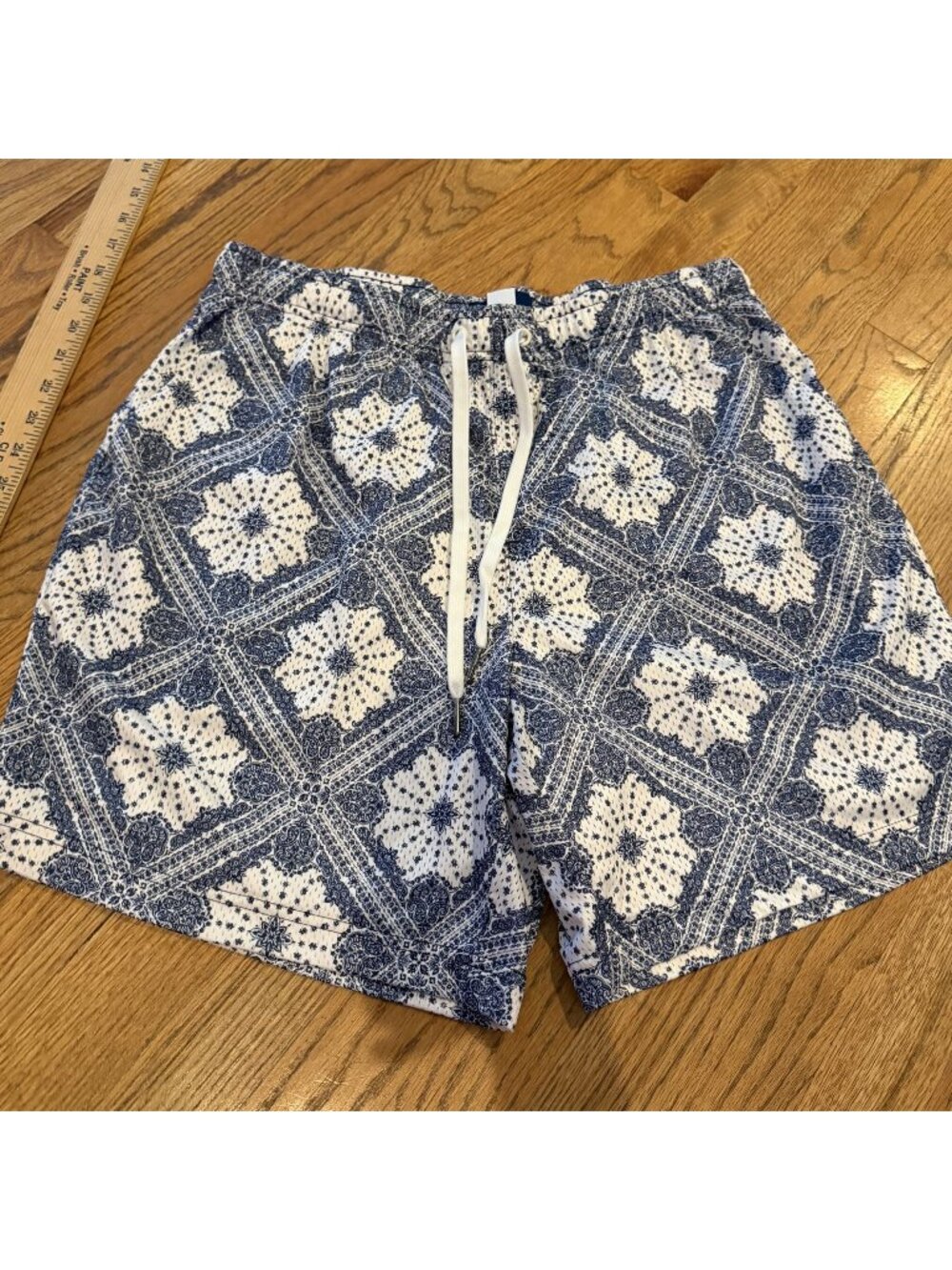 Broken Threads Mens Pull on Shorts Blue White Print XL